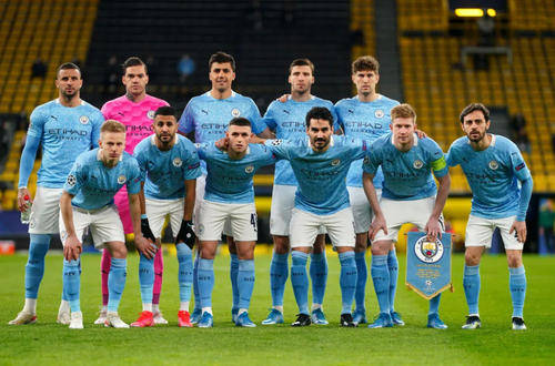 莱万过去15次首发出战法兰克福斩15球，曾两次上演帽子戏法（莱万近15次首发对阵法兰克福打入15球，两度完成帽子戏法）