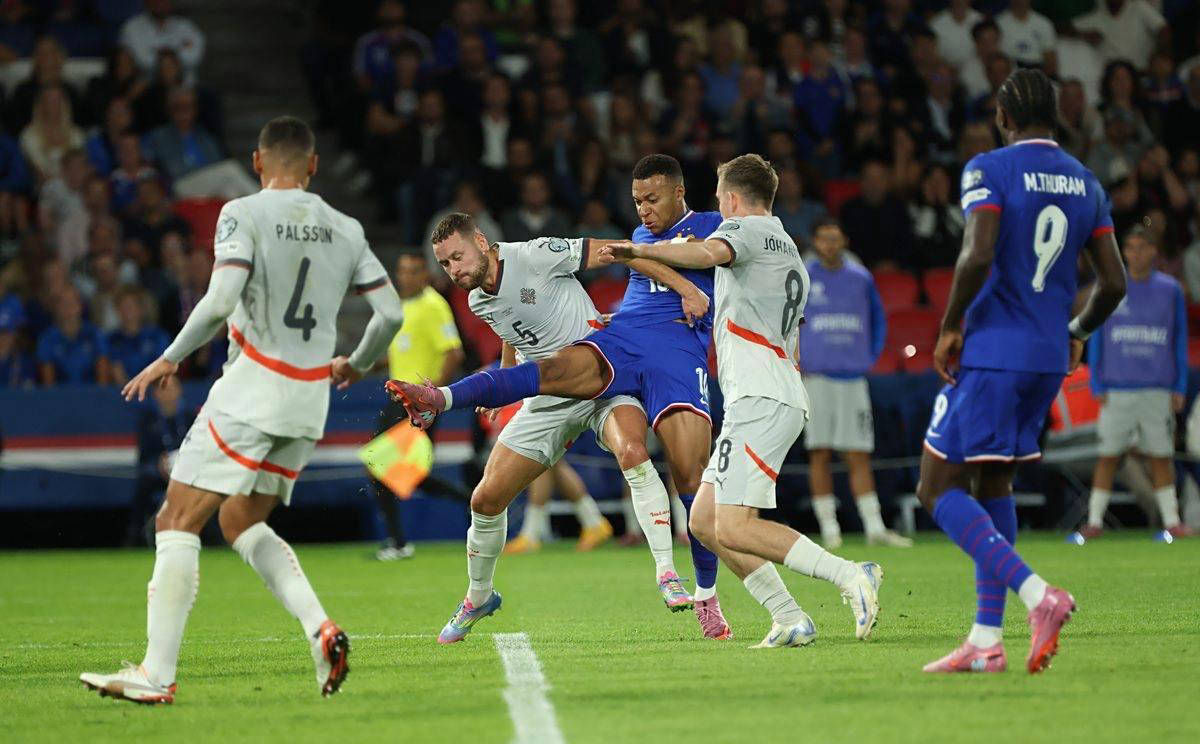 海港vs柔佛半场数据：射门3-12遭碾压，解围数14-5（海港战柔佛半场：射门3比12落下风，解围14比5占优）