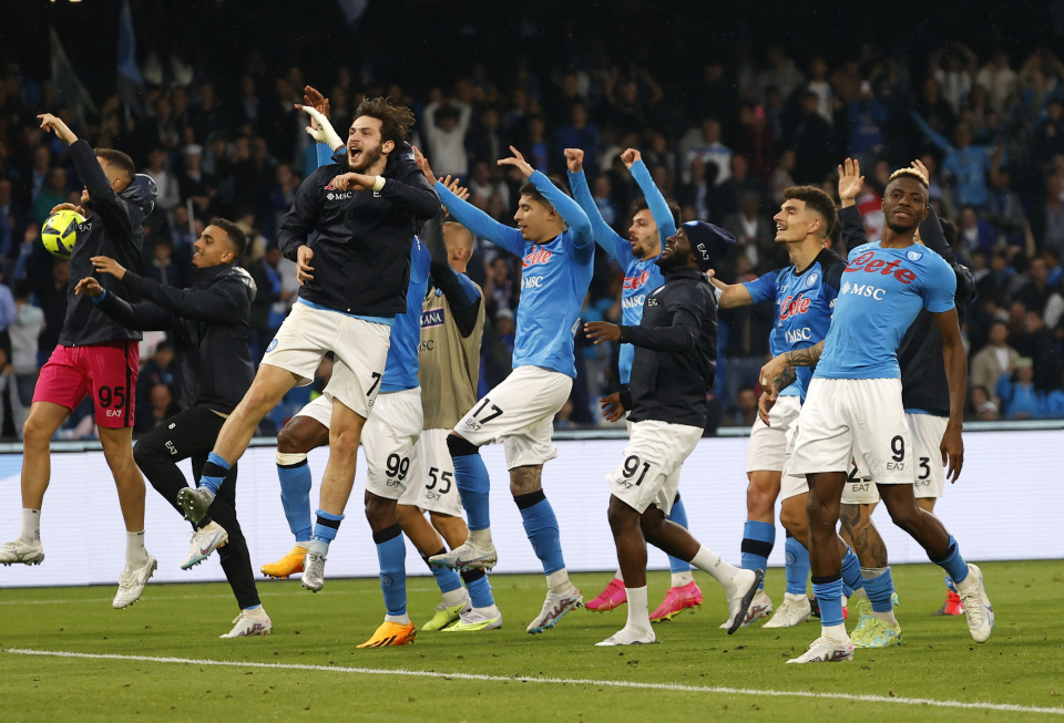 姆巴佩晒手拿全场MVP奖杯和比赛用球照片：团结一致✊🏽（姆巴佩晒照：手捧全场最佳奖杯与比赛用球，团结一心✊🏽）