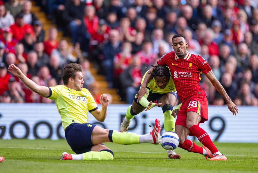 曼联vs樱桃全场数据：控球率56-44，射门15-14（曼联战樱桃技术统计：控球56%-44%，射门15比14）