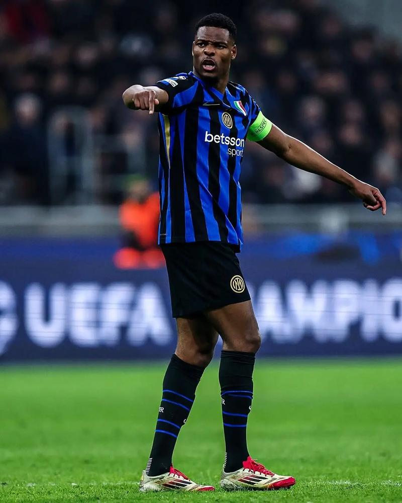 图片报：皇萨仁等豪门都在争夺16岁艾希霍恩，赫塔想和他续约