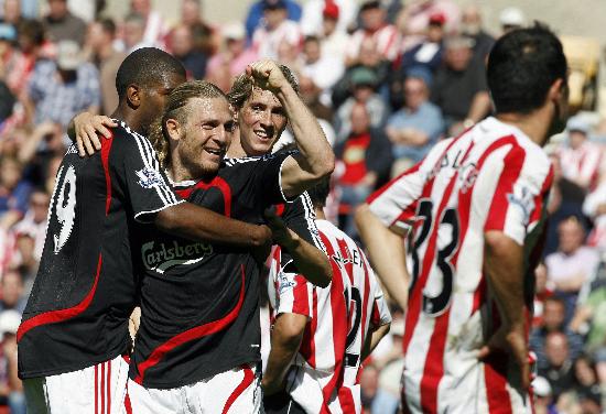 曼联加入左后卫争夺战！瞄准法兰克福新星布朗，面临皇马巴萨竞争（曼联竞夺左后卫：相中法兰克福新星布朗，皇马巴萨同场竞争）