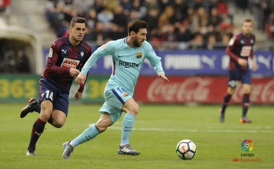 上次英超客战桑德兰，阿森纳依靠吉鲁替补梅开二度4-1胜（英超客场战桑德兰，阿森纳凭吉鲁替补双响4-1告捷）