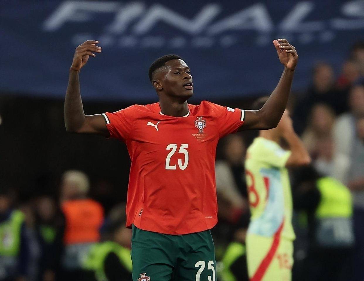 米兰老照片展示埃瓦尼风采（米兰旧影再现埃瓦尼风华）