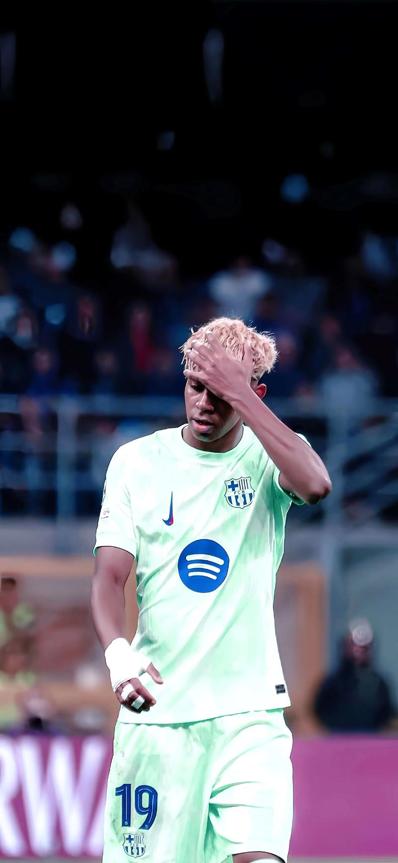 亚马尔被换下后不太高兴？弗里克打趣：下场我就让亚马尔替补（亚马尔被换后显不悦？弗里克笑称：下一场让他坐替补）