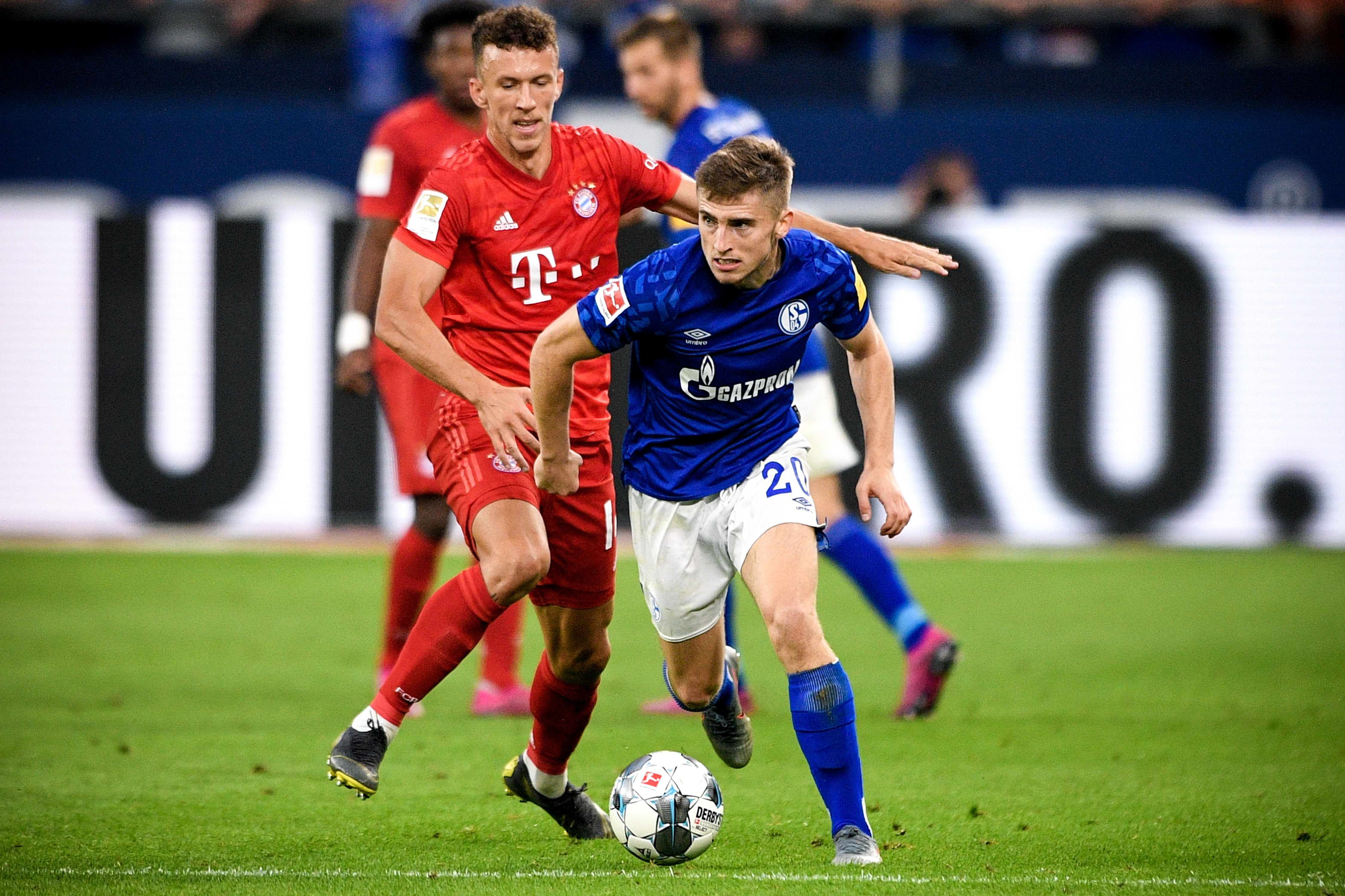 赛季首发阵容曝光 球迷热议（新赛季首发名单出炉 引发球迷热议）