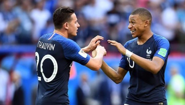 篮球湖人全队配合默契提升（湖人全队配合日益默契）