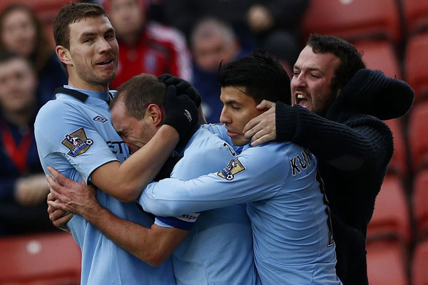 用冠军告别！雷速海报：布斯克茨&阿尔巴完成最后一舞，正式退役（以冠军谢幕！雷速海报：布斯克茨与阿尔巴上演最后一舞，正式挂靴）