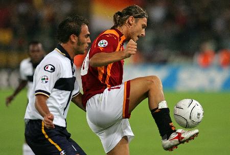 马卡：弗里克希望球队有更多休息，因此取消欧冠赛前踩场训练（马卡报：为让球队多休息，弗里克取消欧冠赛前踩场训练）