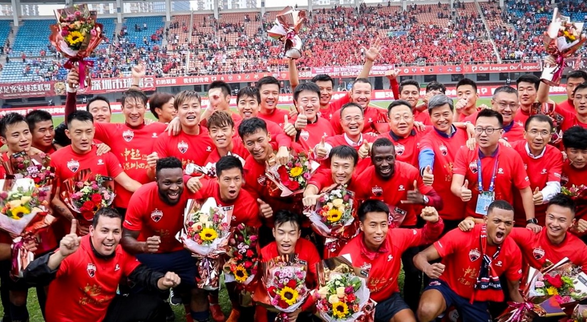 B费：留在曼联是因相信能在这赢得荣誉；和裁判摊手是沟通习惯（B费：留队曼联因坚信能在此赢得荣誉；向裁判摊手只是沟通方式）