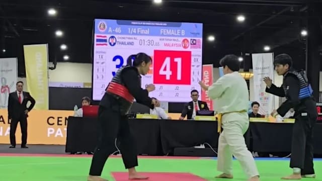 科克获赠马竞700场里程碑纪念球衣，并与全队合影留念（科克获马竞700场里程碑纪念战袍，全队合影致敬）