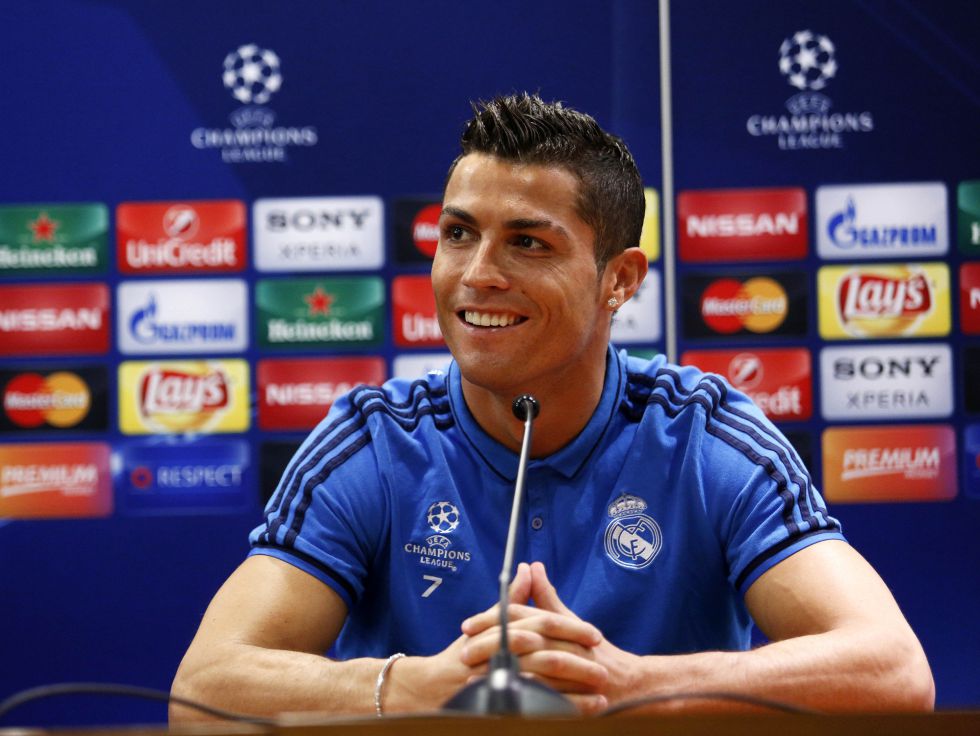 官方：因燃放烟花等行为，拜仁被罚款4.6万欧+关闭主场部分看台（官方通报：拜仁因燃放烟花等违规被罚4.6万欧，主场部分看台将关闭）