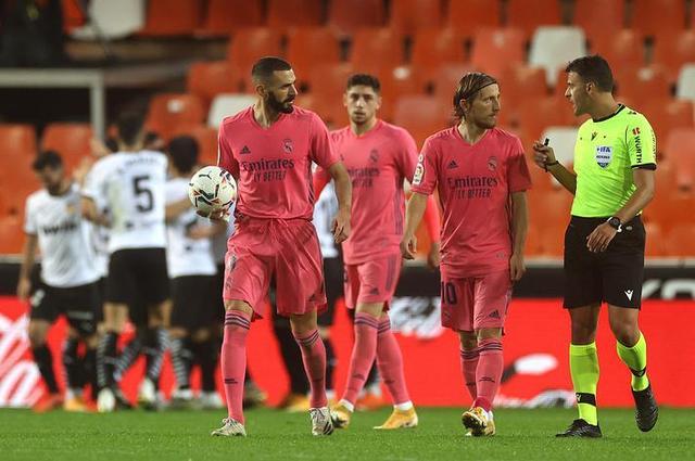 米兰达：很少有人能和斯帕莱蒂关系好，他的为人我还是不说了（米兰达：少有人能与斯帕莱蒂相处融洽，他的人品我不便置评）