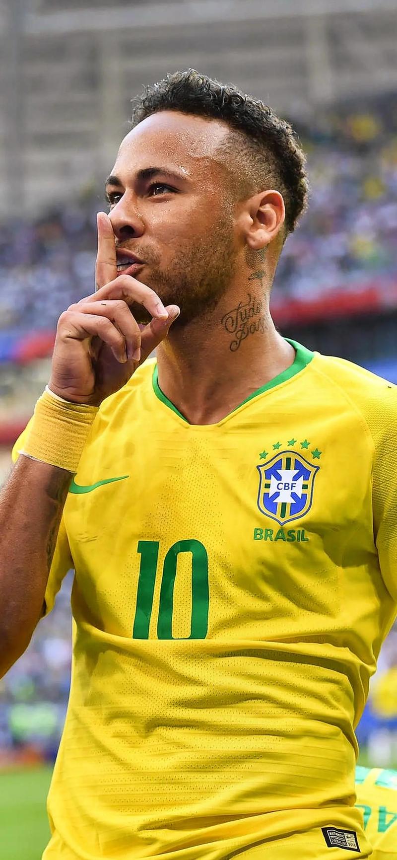 恐怖慎入，加纳国脚弗朗西斯在与日本友谊赛中小腿遭90度弯曲（惊险一幕：加纳国脚弗朗西斯在与日本的友谊赛中小腿重伤）